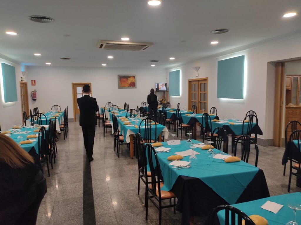 Parada para autobuses con restaurante